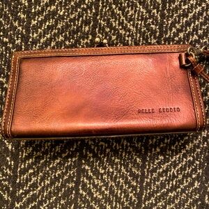 Wilson’s Leather Pelle studio wristlet